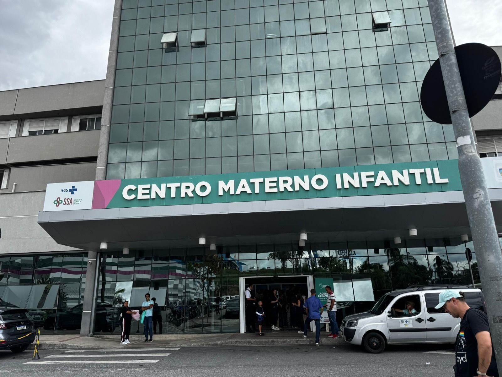 Menino atropelado por mulher que achou ter atingido 'entulho' continua internado em Contagem (MG)