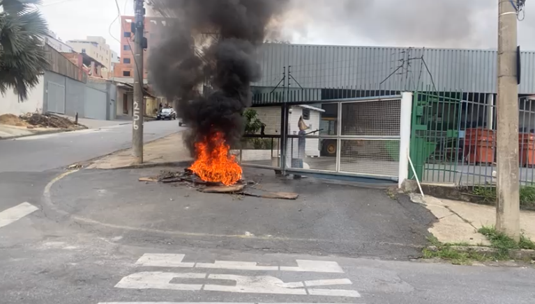 Garis de Contagem denunciam falta de pagamentos de salários e multas rescisórias