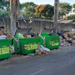 Acúmulo de lixo em ponto de reciclagem revolta moradores na Pampulha