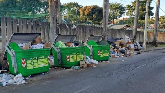 Containers acumulam lixo na Avenida Deputado Anuar Menhen, na região da Pampulha, em BH