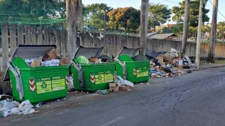 Containers acumulam lixo na Avenida Deputado Anuar Menhen, na região da Pampulha, em BH