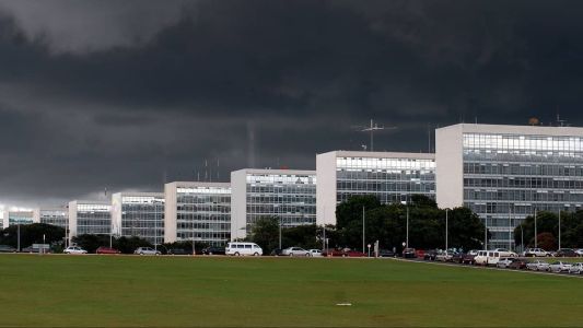 Contas públicas têm superávit primário de R$ 20,3 bilhões em abril, diz BC.