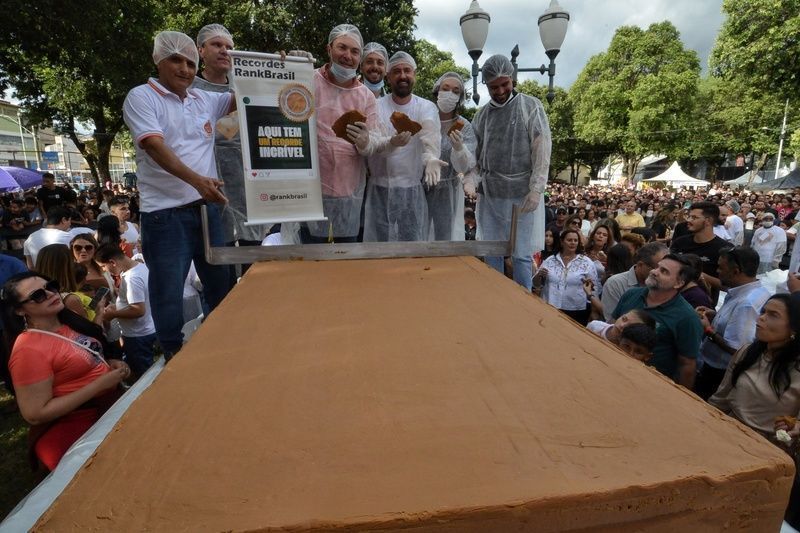 Cidade mineira produz maiores doce de leite, queimadinho e pão de queijo do mundo; veja tamanhos
