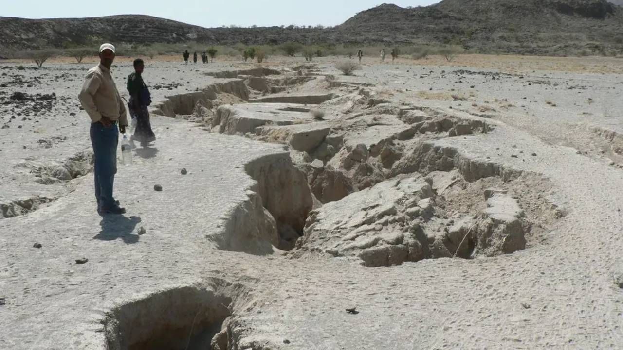 Fenômeno geológico: um continente está se partindo em dois, a fenda já é visível e um novo oceano está se formando