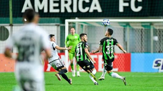 Contra o Colo-Colo-CHI, Lucas Kal foi um dos três zagueiros do América na escalação