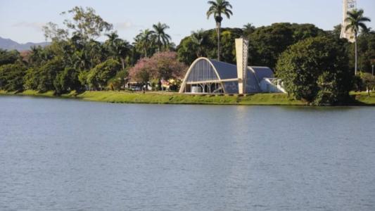 Contratos de limpeza da Lagoa da Pampulha (foto) desencadearam crise entre Executivo e Legislativo