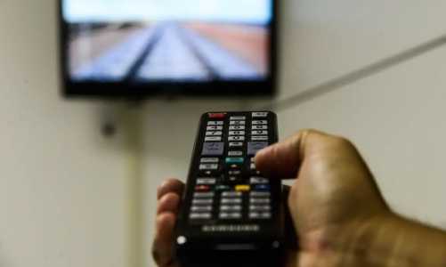 Foto mostra controle remoto de televisão