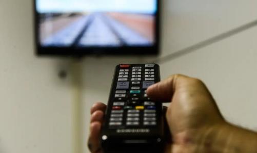 Foto mostra controle remoto de televisão