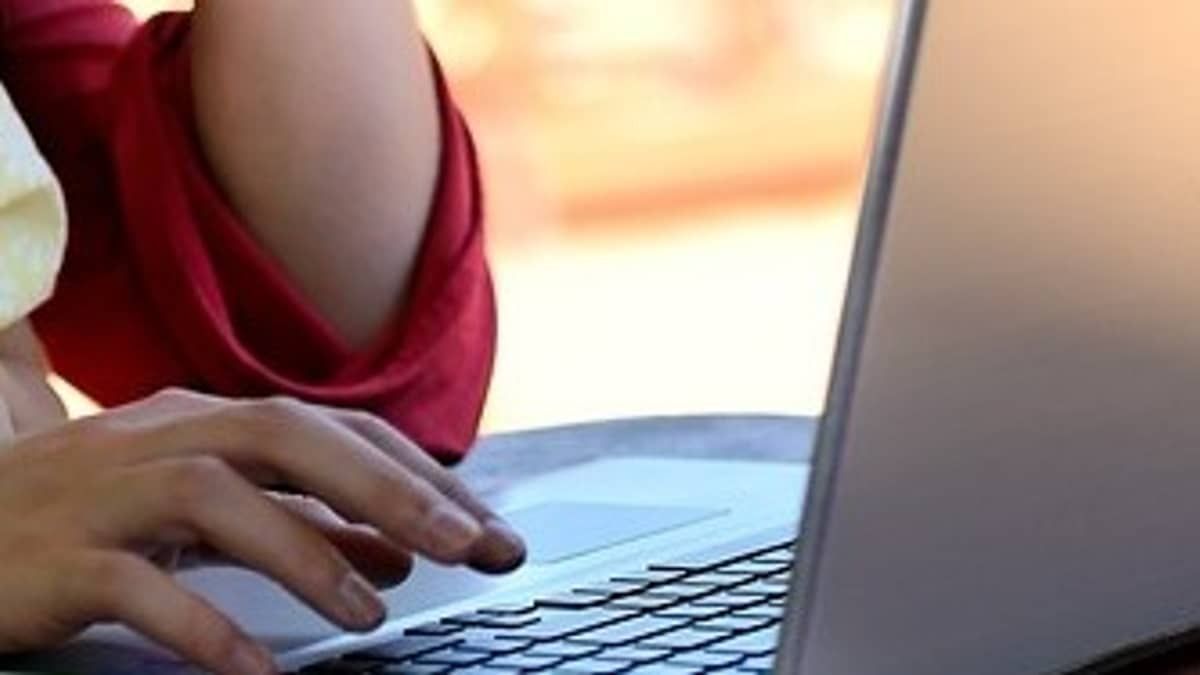 Empresa atrasa para entrevista de emprego, mãe pede para remarcar e resposta viraliza: 'difícil contratar quem tem filhos'