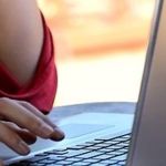 Empresa atrasa para entrevista de emprego, mãe pede para remarcar e resposta viraliza: 'difícil contratar quem tem filhos'