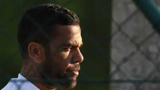 Convicto de o prestígio e o dinheiro resolveriam tudo, se apresentou à polícia. Dali para o xadrez, onde está até hoje e sem perspectivas de tomar sol novamente