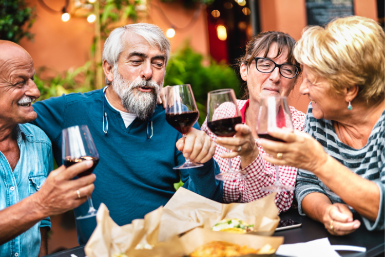 Convívio e gastronomia: público 60+ em bares e restaurantes valoriza acolhimento