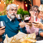 Convívio e gastronomia: público 60+ em bares e restaurantes valoriza acolhimento