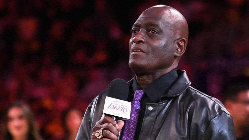Los Angeles Lakers aposenta número de jogador histórico dos anos 1980
