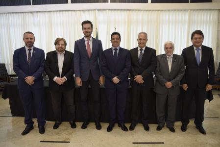 Deputados estaduais e conselheiros do TCE de Minas participam de solenidade na sede da ALMG e posam para foto