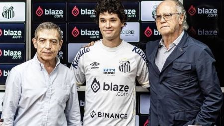 Coordenador do Santos comete gafe em apresentação