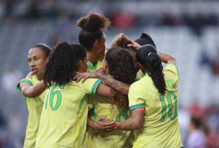 Jogadoras da Seleção Brasileira comemoram gol em partida contra o Japão