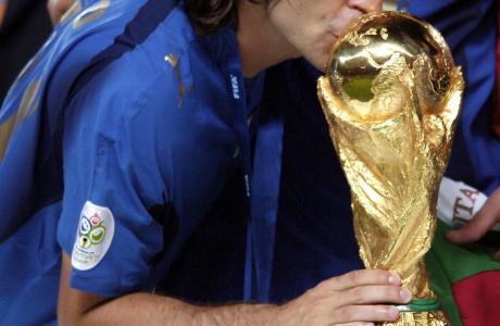 Jogador da Itália beija troféu de campeão da Copa do Mundo de 2006 após a conquista