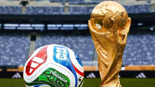 Bola da Copa do Mundo de 2026 e troféu da competição