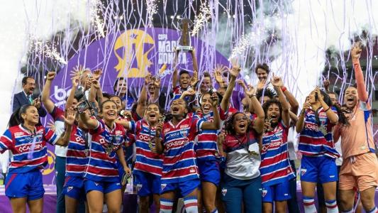 Atletas e comissão técnica do Fortaleza comemoram título da Copa Maria Bonita