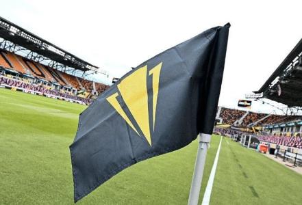 Bandeirinha de escanteio para jogo da Copa Ouro da Concacaf 2025