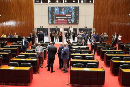 Deputados da oposição e da base governista debatem durante votação que aprovou a privatização da Copasa em primeiro turno