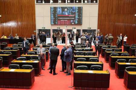 Deputados da oposição e da base governista debatem durante votação que aprovou a privatização da Copasa em primeiro turno