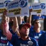 Sob promessa de estabilidade temporária, 90% da Copasa têm salário médio de R$ 5 mil