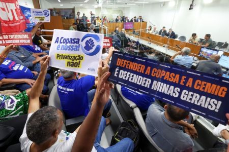 Servidores da Copasa protestaram contra a privatização da companhia durante audiência pública na ALMG na última terça-feira (18).