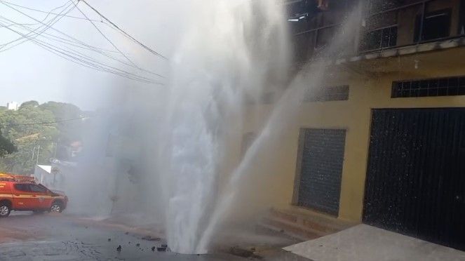 Rompimento de adutora da Copasa: família é resgatada e tem casa destruída em Contagem