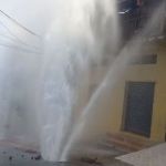 Rompimento de adutora da Copasa: família é resgatada e tem casa destruída em Contagem