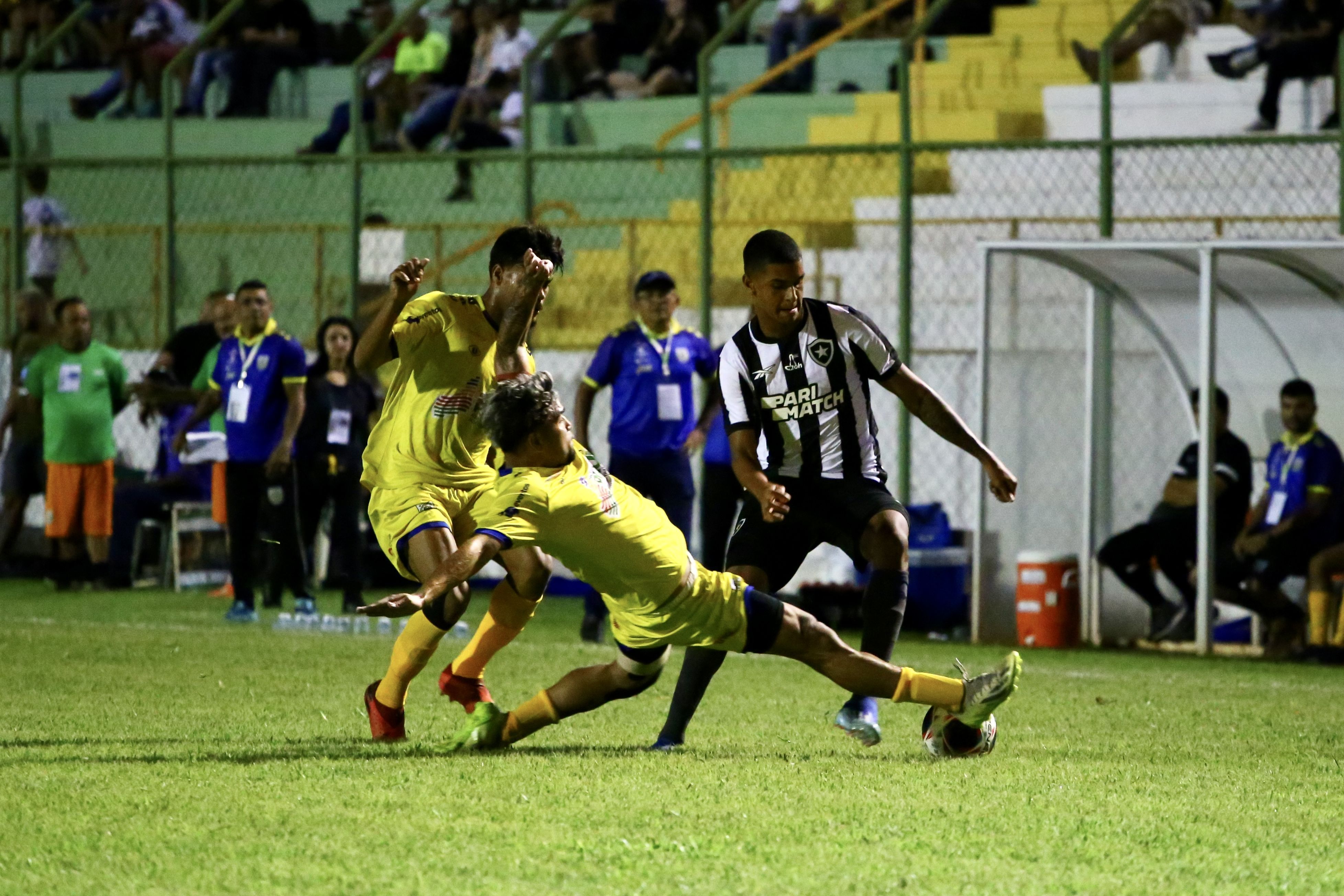 Jogador do Botafogo sofre traumatismo craniano em jogo da Copinha; veja detalhes