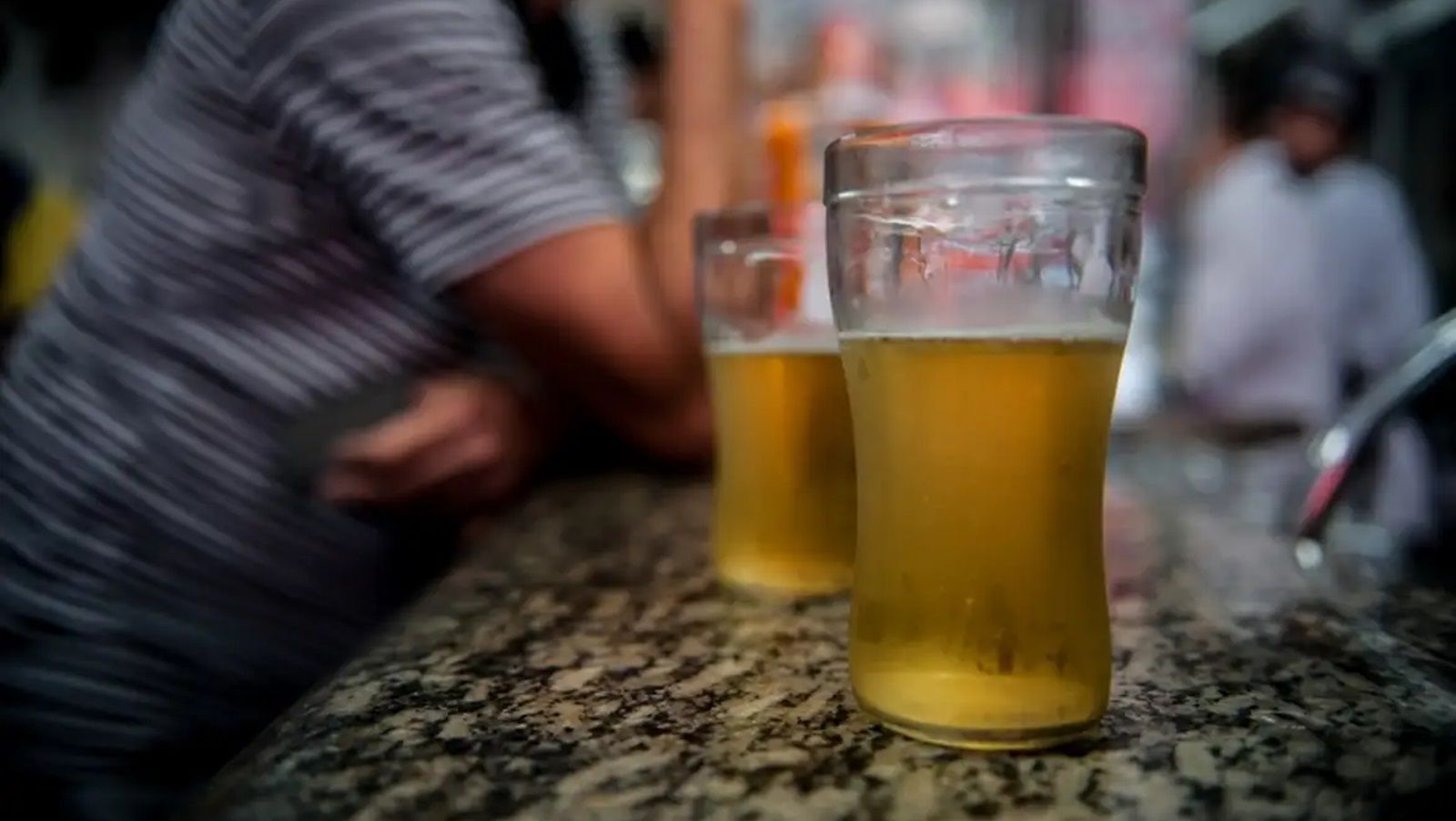 Homem bebe 30 cervejas, se nega a pagar conta e atropela segurança de boate em MG