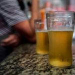 Homem bebe 30 cervejas, se nega a pagar conta e atropela segurança de boate em MG
