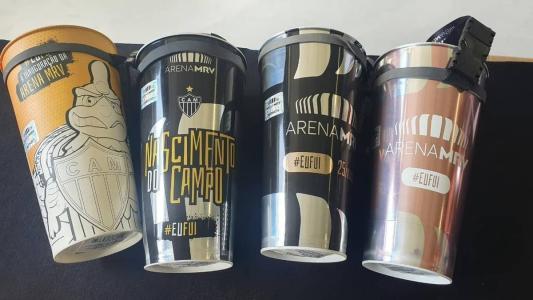 Copos personalizados vendidos na Arena MRV, estádio do Atlético