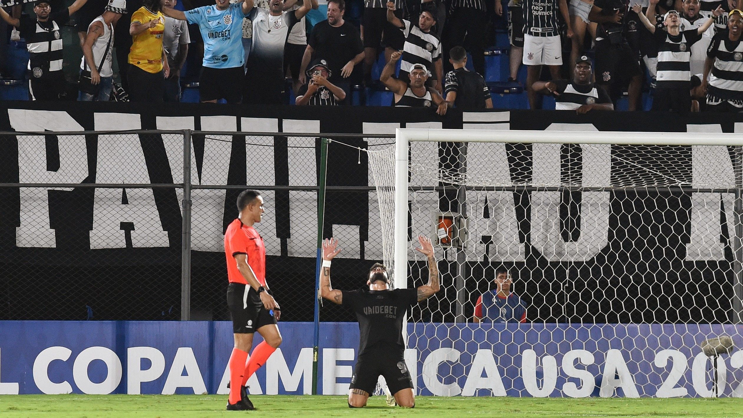 Corinthians vence Nacional-PAR fora de casa e embola grupo na Sul-Americana