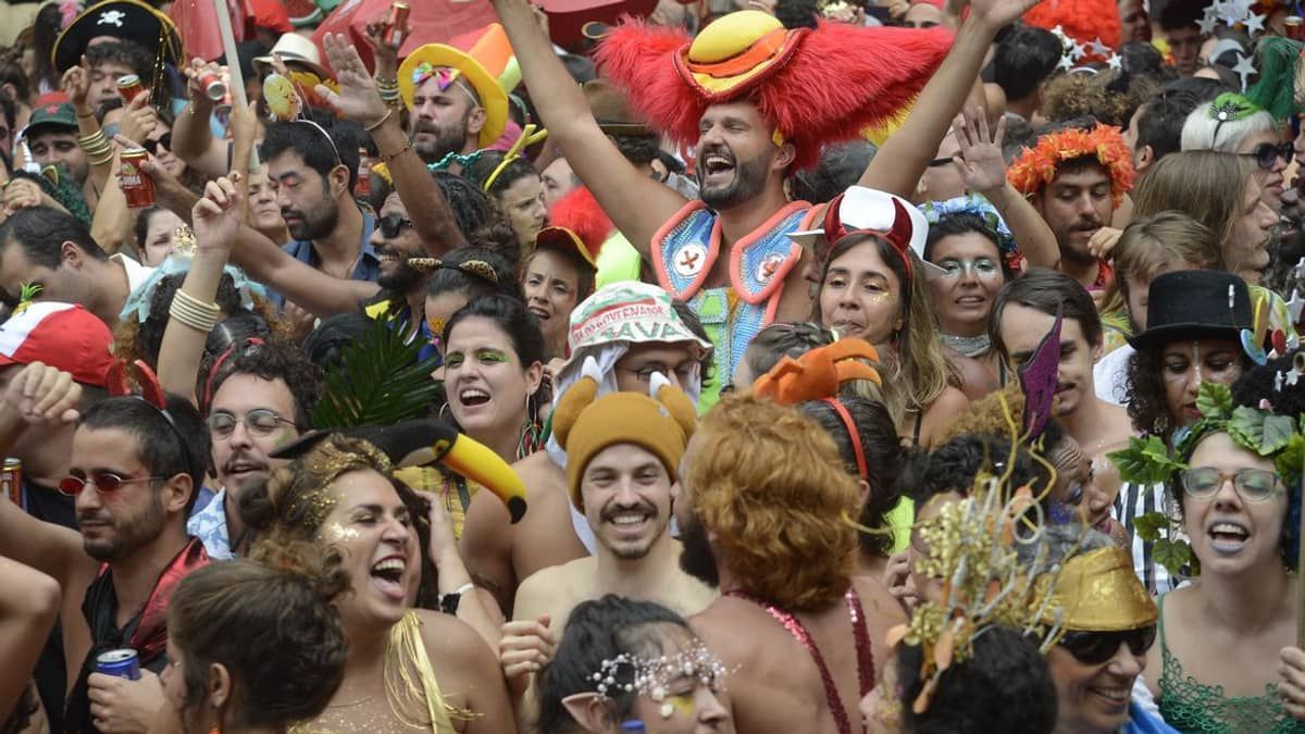 Cordão do Boitatá desfilou no Rio de Janeiro neste domingo (19)