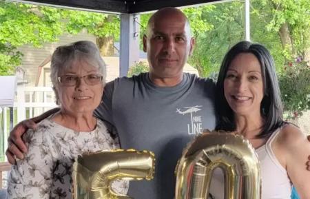 Na imagem, uma senhora idosa de cabelos brancos, pele branca e óculos está na esquerda. Ao centro, Corey, de 50 anos, branco e careca. Ao lado dele, uma mulher branca de cabelo liso e castanho.