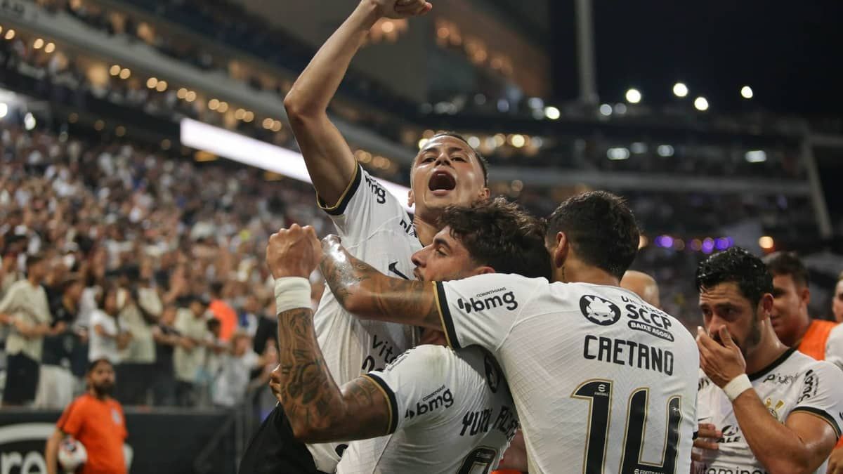 Matheus Araújo marca pela primeira vez como profissional do Corinthians 