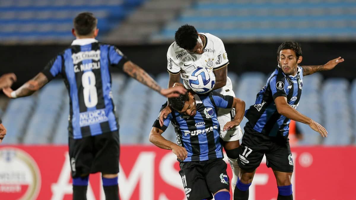 Com garotos, Corinthians se despede da Libertadores contra o Liverpool