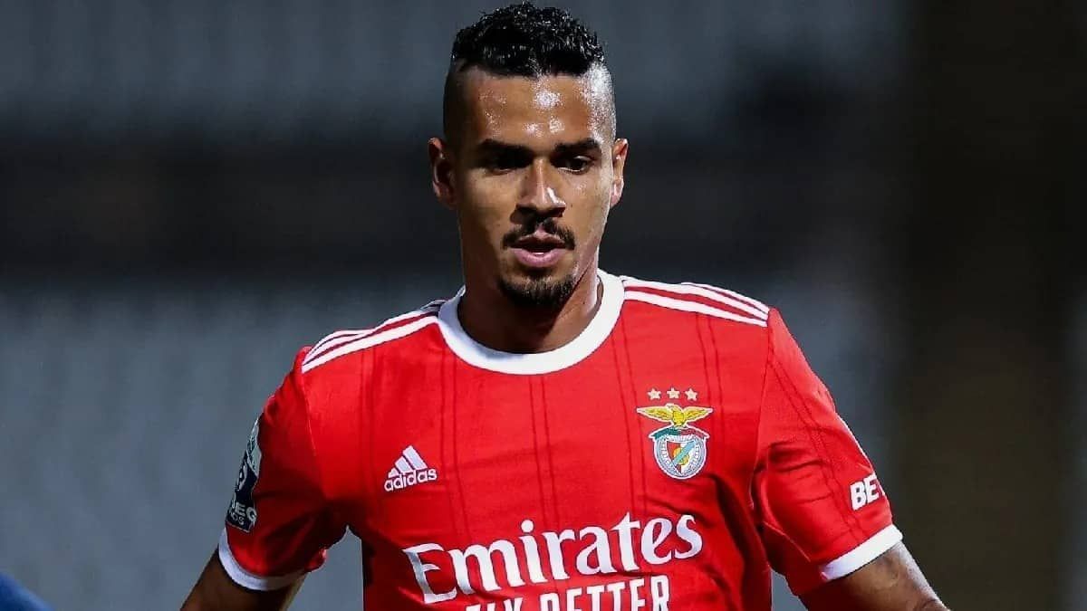 Corinthians encaminha acerto com Veríssimo e aguarda Benfica
