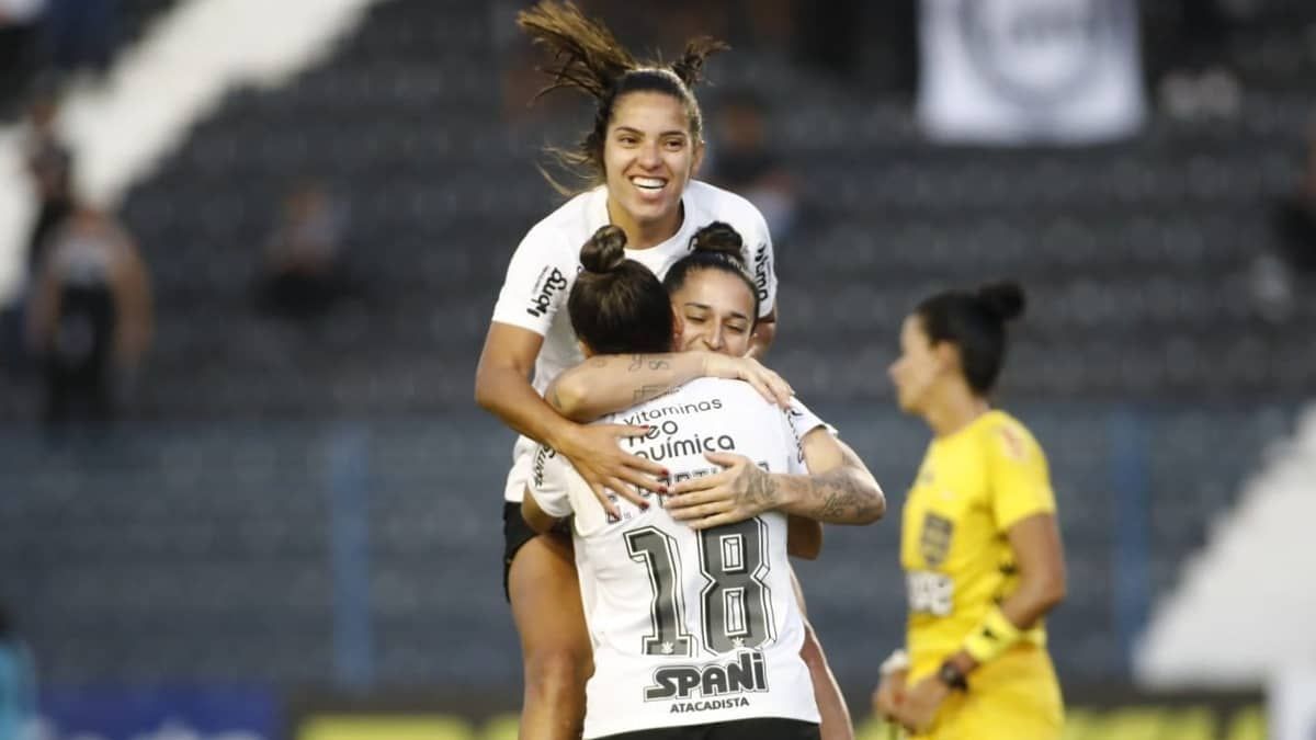 Corinthians goleia RB Bragantino no Paulista Feminino e se isola na liderança