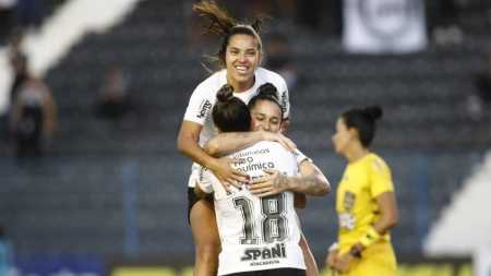 Corinthians goleia RB Bragantino