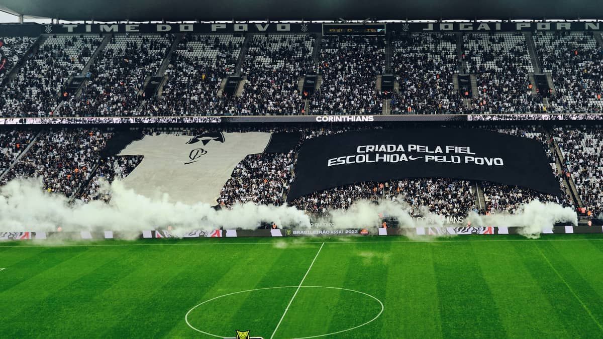 Nike e Corinthians revelam nova camisa em bandeirão na Arena