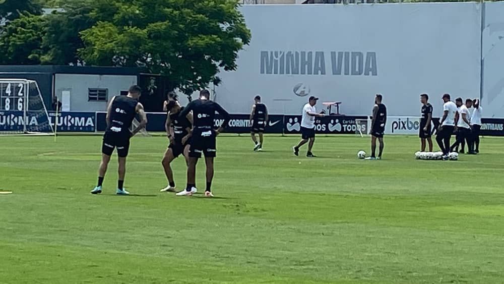 Sem Fausto, Mano treina situações de ataque no Corinthians