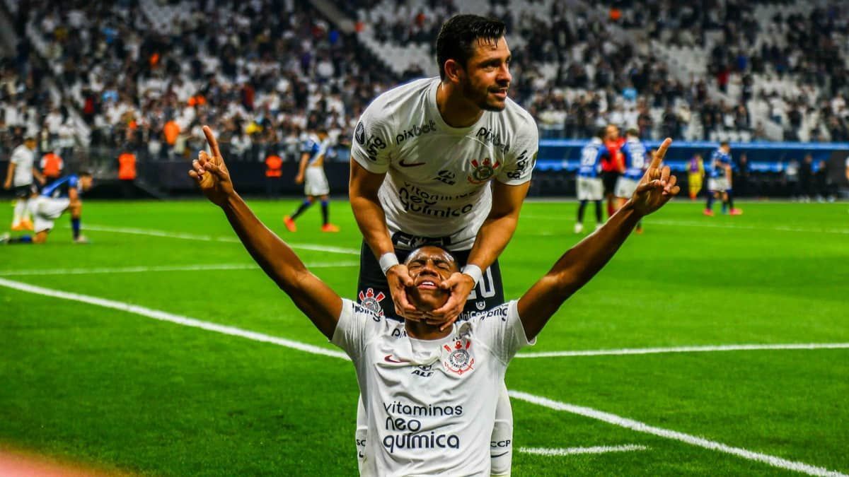 Corinthians vai bem com garotos e vence o Liverpool na Libertadores