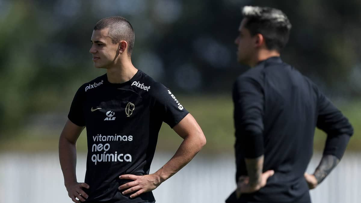 Corinthians treina com parte do elenco após classificação