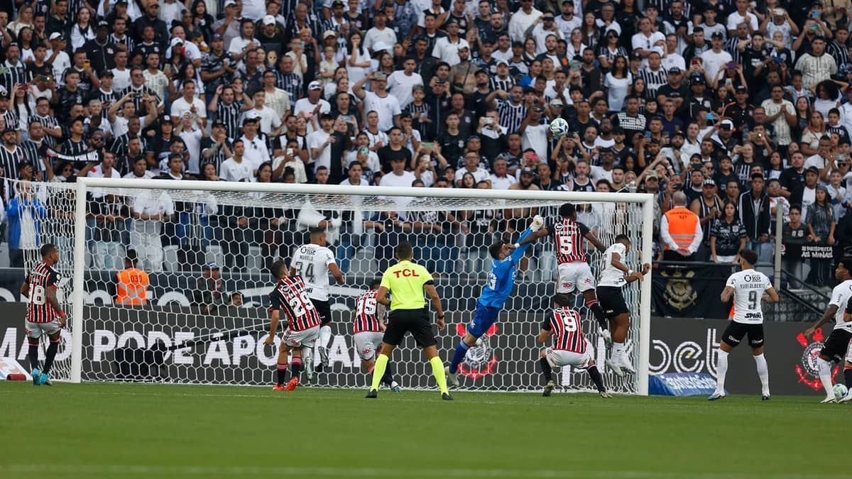 Corinthians se pronuncia após gritos homofóbicos da torcida em clássico contra o São Paulo