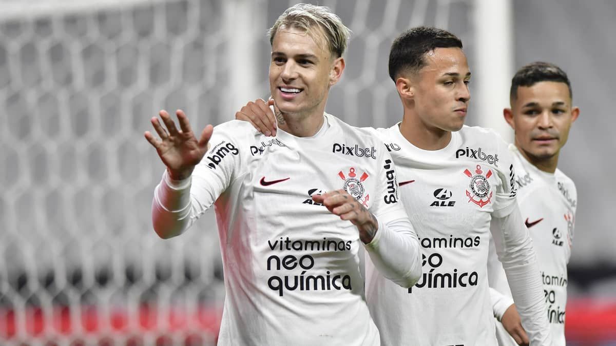 Corinthians supera Arena sem público e bate Vasco no Brasileiro