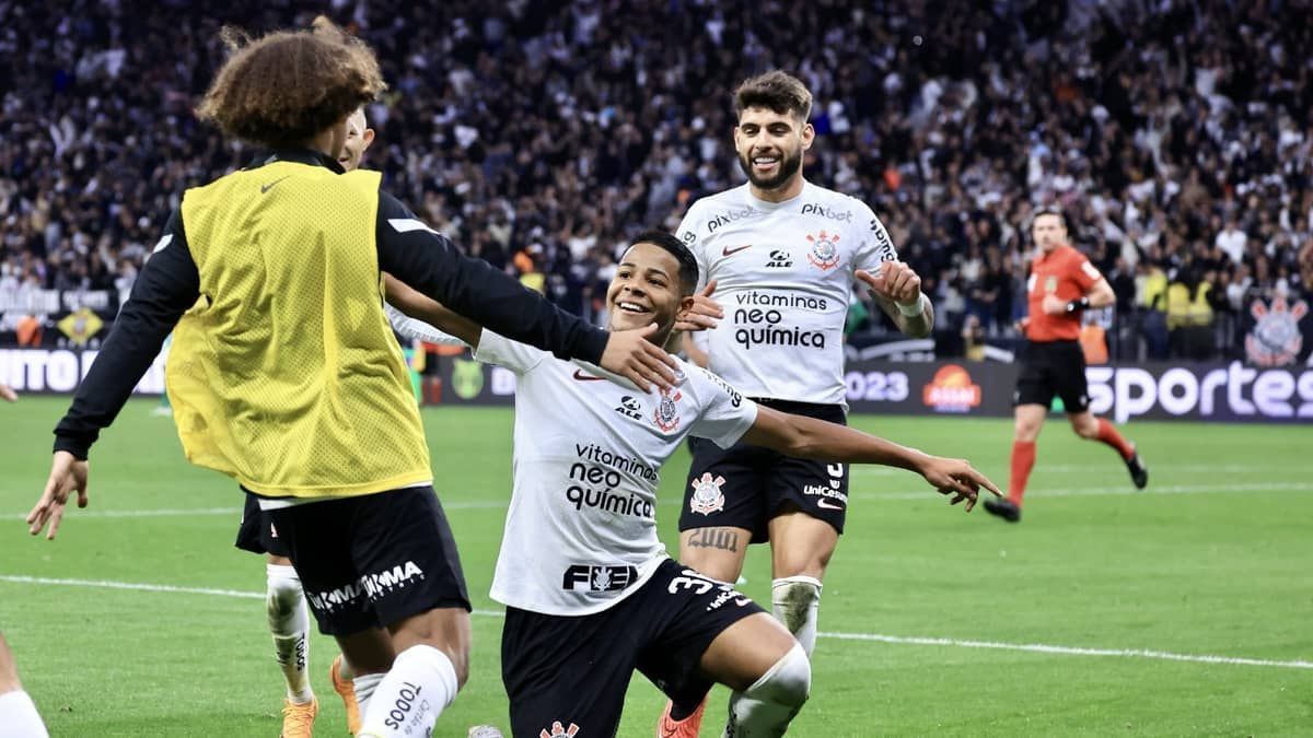 Corinthians joga bem e vira sobre o Coritiba no Brasileirão
